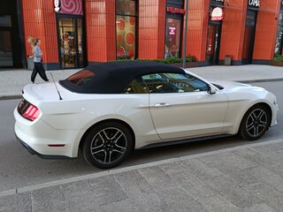 2022 Ford Mustang VI Рестайлинг, белый, 3350000 рублей, вид 3
