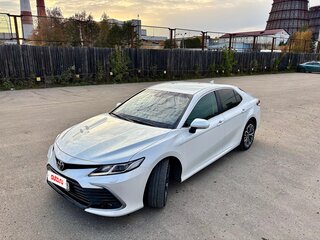 2021 Toyota Camry VIII (XV70) Рестайлинг, белый, 3350000 рублей, вид 1