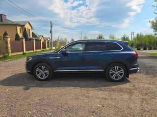 2018 Volkswagen Touareg III, синий, 6300000 рублей, вид 5