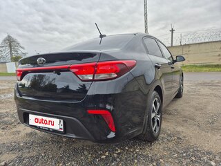2019 Kia Rio IV, чёрный, 1425000 рублей, вид 4