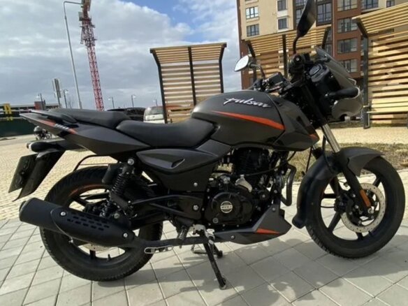 2024 Bajaj Pulsar 180, серый, 179800 рублей - вид 2