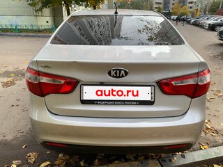 2013 Kia Rio 4-speed III, серебристый, 780000 рублей, вид 4