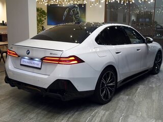 2024 BMW 5 серии 530i xDrive VIII (G60/G61/G68), белый, 8360000 рублей, вид 5
