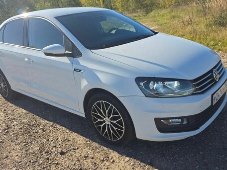 2018 Volkswagen Polo V Рестайлинг, белый, 950000 рублей, вид 2