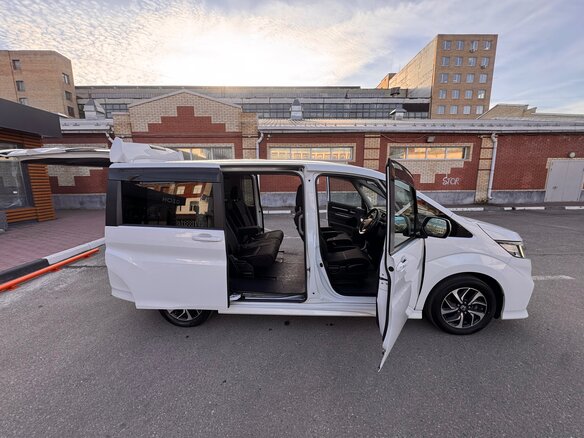 2018 Honda Stepwgn Spada V Рестайлинг, белый, 2100000 рублей - вид 5