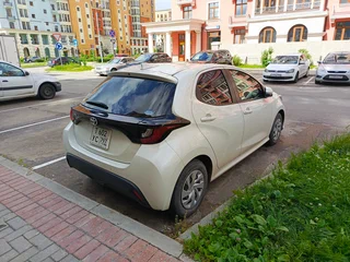 2021 Toyota Yaris IV, белый, 1350000 рублей, вид 4