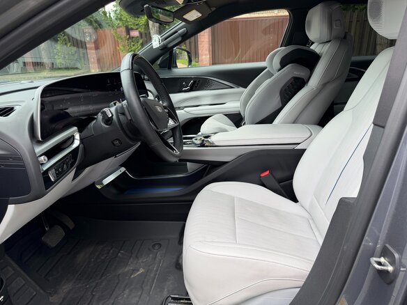 2023 Cadillac Lyriq, серебристый, 3900000 рублей - вид 12