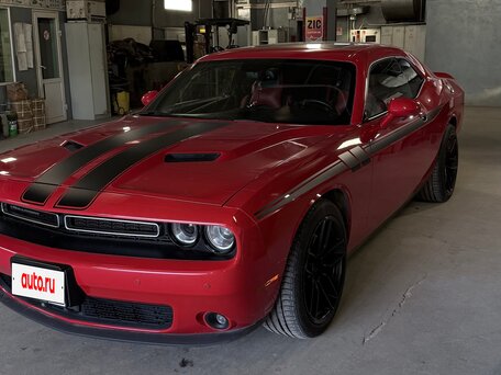2016 Dodge Challenger III Рестайлинг 2, красный, 5500000 рублей, вид 1