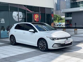 2023 Volkswagen Golf VIII, серебристый, 1840000 рублей, вид 4