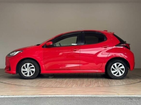 2022 Toyota Yaris IV, красный, 1014000 рублей - вид 3