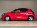2022 Toyota Yaris IV, красный, 1014000 рублей - вид 3