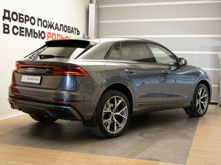 2020 Audi Q8 45 TDI I (4M), серый, 7829000 рублей, вид 4