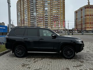 2020 Toyota Land Cruiser Prado 150 Series Рестайлинг 3, чёрный, 7100000 рублей, вид 4