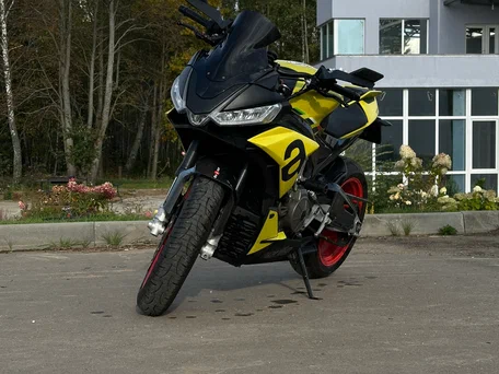 2021 Aprilia Tuono 660, жёлтый, 900000 рублей, вид 4
