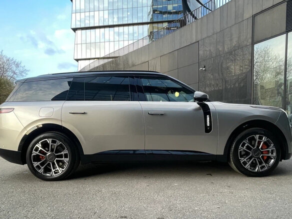 2026 Lynk & Co 900, бежевый - вид 2