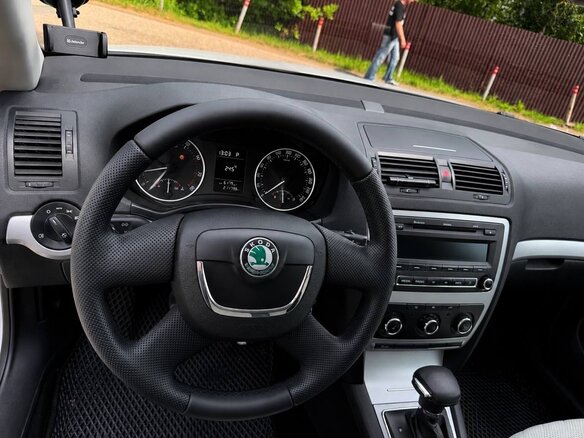 2013 Skoda Octavia II (A5) Рестайлинг, белый, 750000 рублей - вид 8