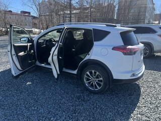 2017 Toyota RAV4 IV (XA40) Рестайлинг, белый, 2600000 рублей, вид 5