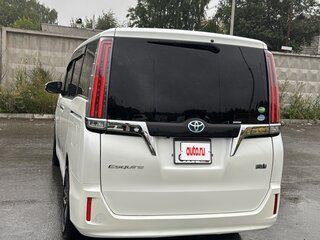 2017 Toyota Esquire I Рестайлинг, белый, 1750000 рублей, вид 4