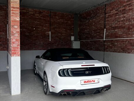 2021 Ford Mustang VI Рестайлинг, белый, 4900000 рублей, вид 3