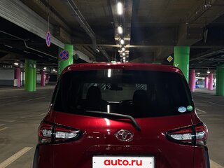 2020 Toyota Sienta II Рестайлинг, красный, 2000000 рублей, вид 5