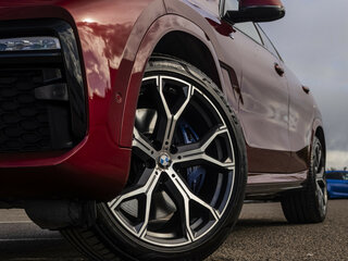 2020 BMW X6 40i III (G06), красный, 6632000 рублей, вид 4