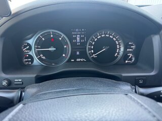 2018 Toyota Land Cruiser 200 Series Рестайлинг 2, зелёный, 7200000 рублей, вид 3