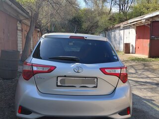2017 Toyota Vitz III (XP130) Рестайлинг 2, серый, 880000 рублей, вид 5