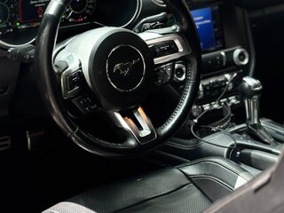 2018 Ford Mustang VI Рестайлинг, серебристый, 2490000 рублей, вид 4