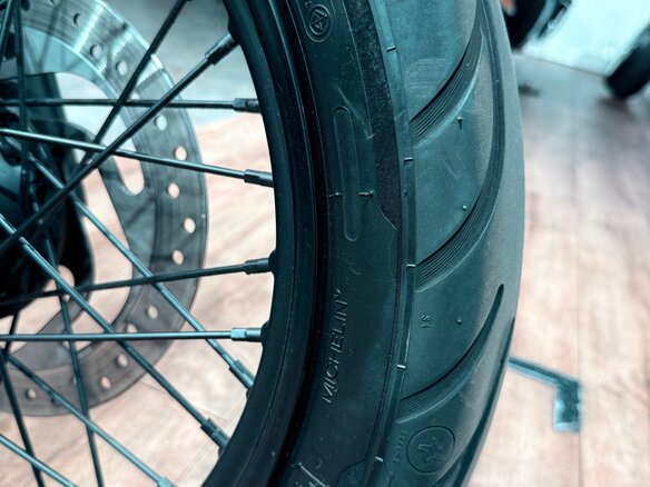 2021 Harley-Davidson Street Bob, оранжевый, 1699000 рублей - вид 21