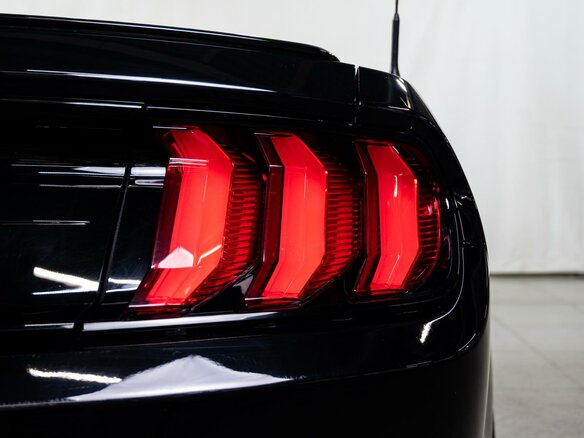 2018 Ford Mustang VI Рестайлинг, чёрный, 3449000 рублей - вид 9