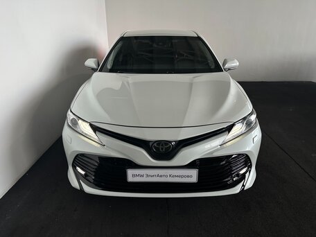 2019 Toyota Camry VIII (XV70), белый, 2540000 рублей, вид 3