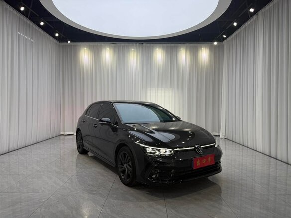 2023 Volkswagen Golf VIII, чёрный, 1650000 рублей - вид 2