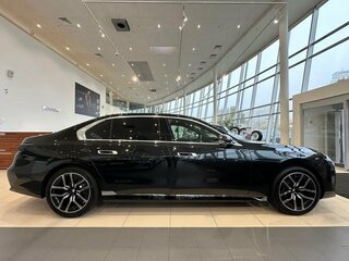 2026 BMW 7 серии 740d xDrive VII (G70), чёрный, 15800000 рублей, вид 4
