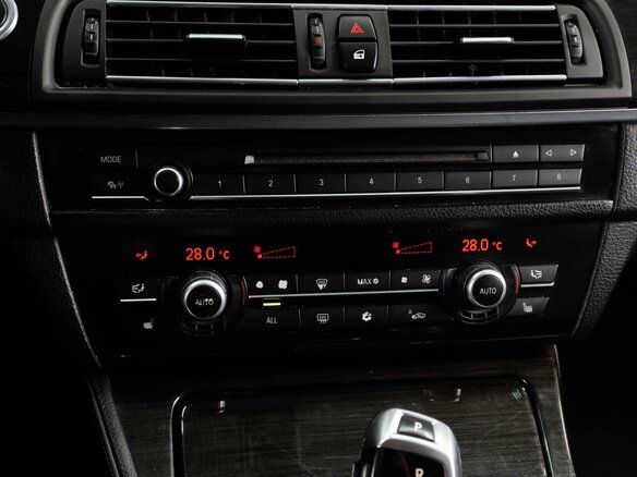 2010 BMW 5 серии 523i VI (F10/F11/F07), белый, 1900000 рублей - вид 17