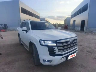 2023 Toyota Land Cruiser 300 Series, белый, 10900000 рублей, вид 1