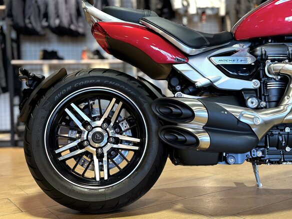 2023 Triumph Rocket 3, красный, 2990000 рублей - вид 6