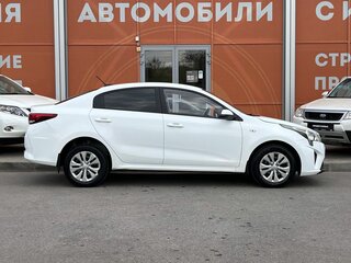 2020 Kia Rio IV Рестайлинг, белый, 1170000 рублей, вид 4