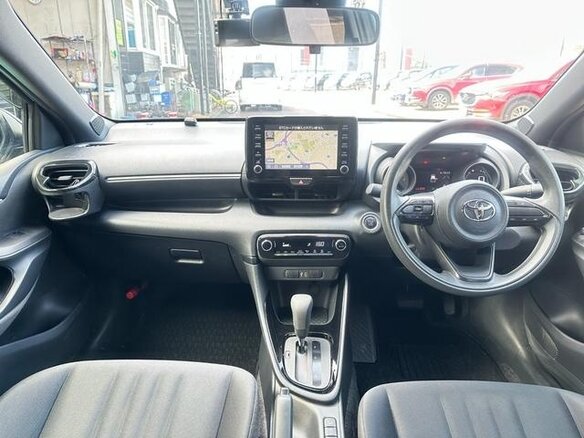 2021 Toyota Yaris IV, белый, 924000 рублей - вид 7