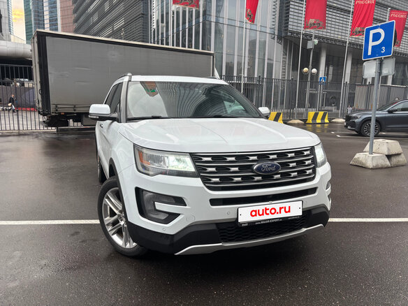 2017 Ford Explorer V Рестайлинг, белый, 2500000 рублей - вид 1