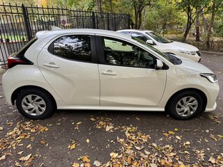 2021 Toyota Yaris IV, белый, 1599999 рублей, вид 3