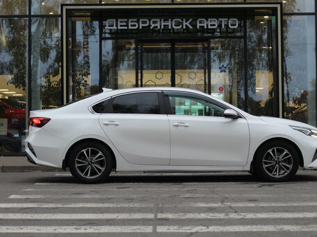 2021 Kia Cerato IV Рестайлинг, белый, 2100000 рублей, вид 4