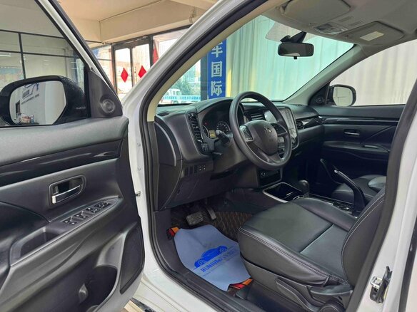 2022 Mitsubishi Outlander III Рестайлинг 3, белый, 1800000 рублей - вид 6
