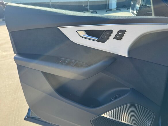 2021 Audi Q8 55 TFSI I (4M), синий, 9690000 рублей - вид 15