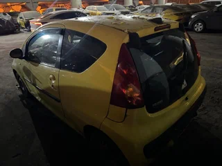 2009 Peugeot 107 I Рестайлинг, жёлтый, 305800 рублей, вид 3