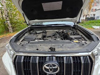 2018 Toyota Land Cruiser Prado 150 Series Рестайлинг 2, белый, 4800000 рублей, вид 2