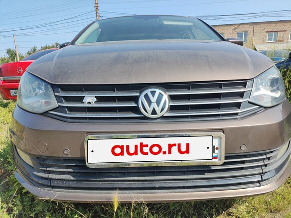 2018 Volkswagen Polo V Рестайлинг, коричневый, 890000 рублей - вид 2
