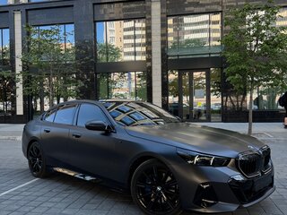 2024 BMW 5 серии 530i xDrive VIII (G60/G61/G68), серый, 7780000 рублей, вид 5