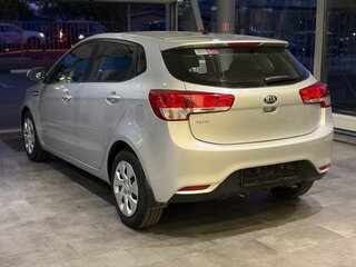 2015 Kia Rio III Рестайлинг, серебристый, 759000 рублей, вид 5