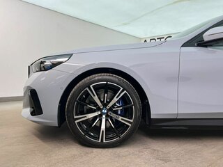 2026 BMW 5 серии 530i xDrive VIII (G60/G61/G68), серый, 10050000 рублей, вид 5
