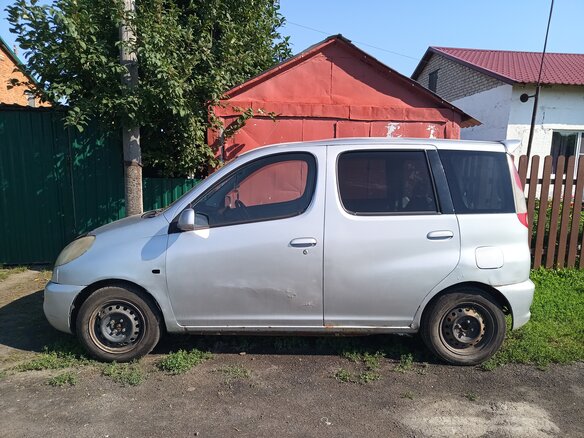 2001 Toyota FunCargo, серый, 300000 рублей - вид 2